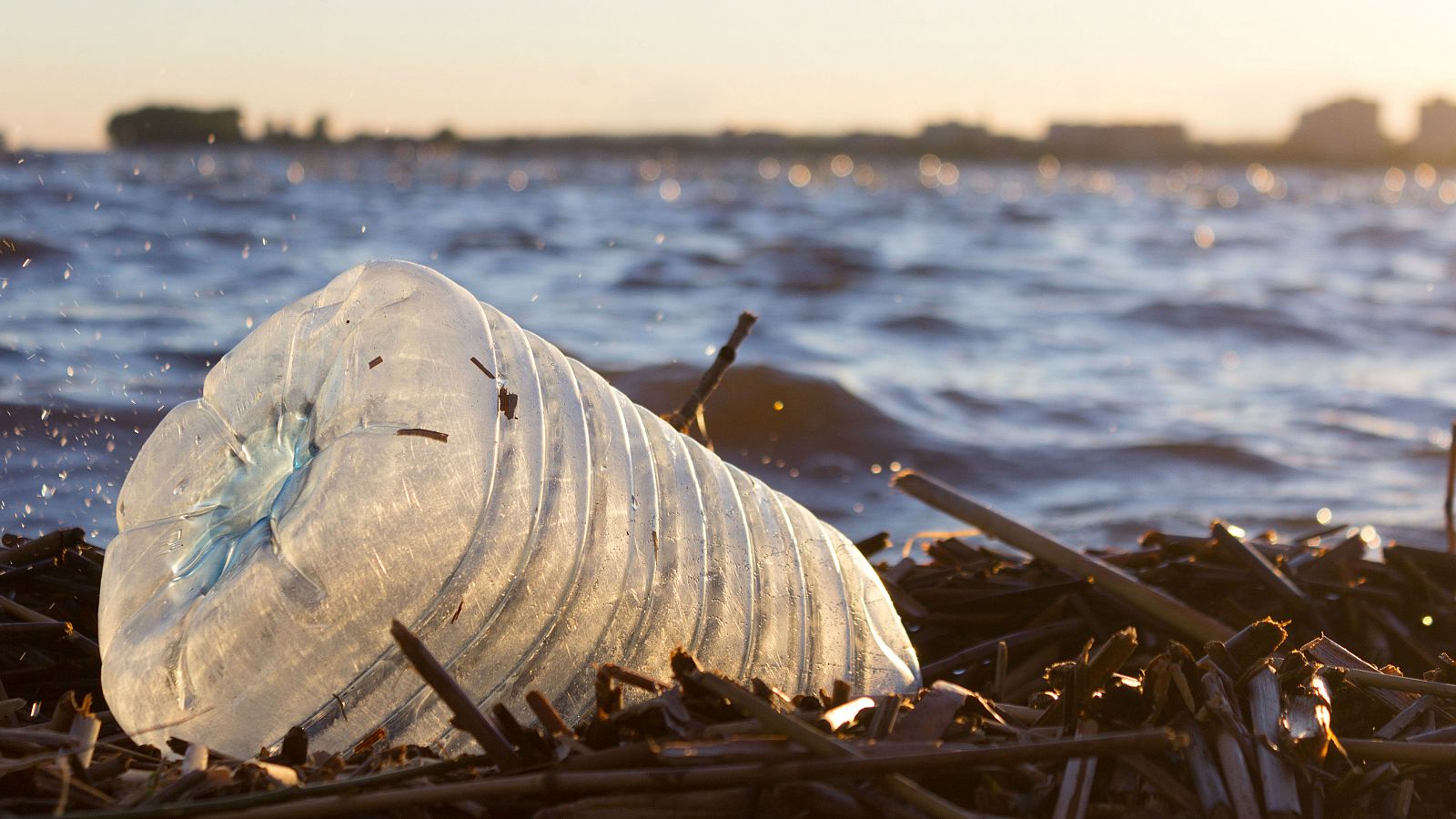 El Consejo de Ministros aprueba este martes la Ley de residuos - RTVE.es - Telediario 1 | Ver