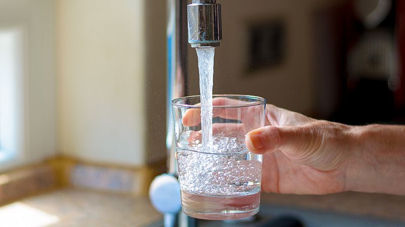 Ribera asegura que los restaurantes deberán ofrecer agua no envasada de manera gratuita
