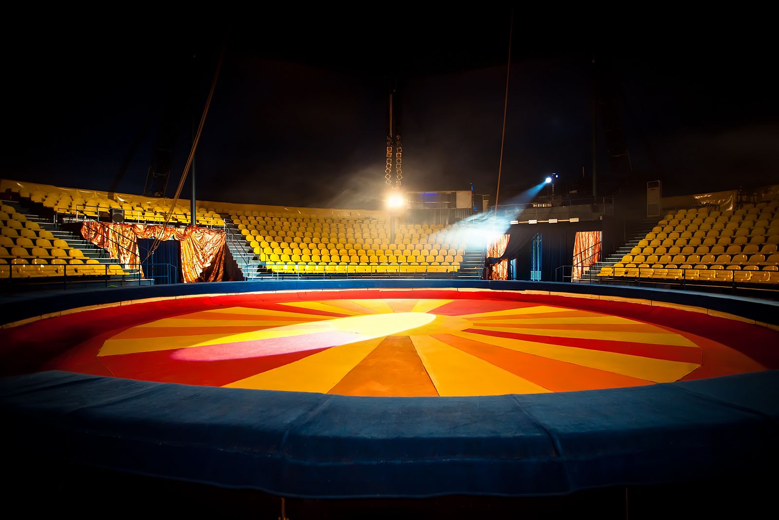 Los artistas del Circo Coliseo, llevan casi tres meses aparcados en San Martín de la Vega