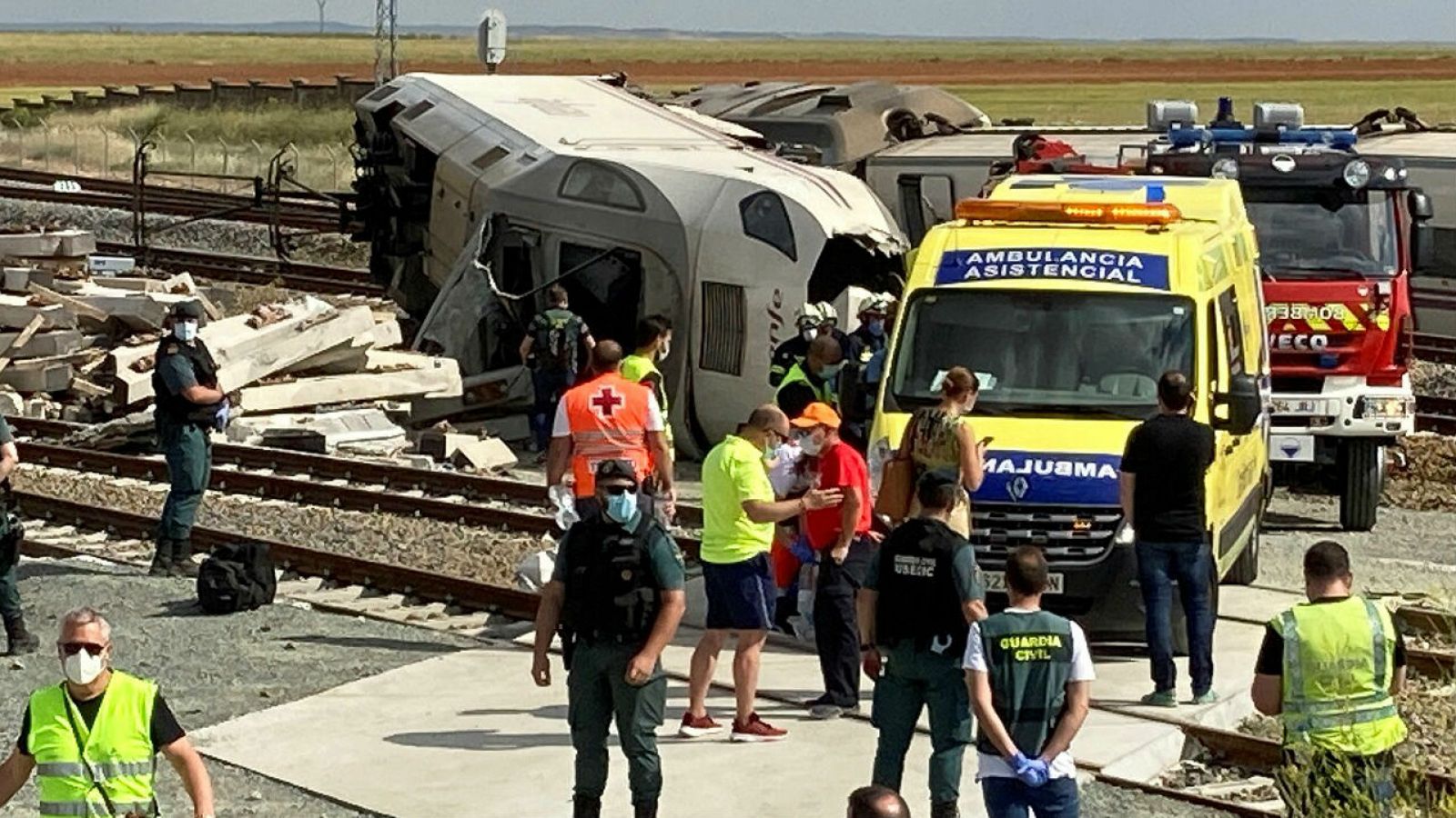 Al menos dos fallecidos al descarrilar un tren Alvia que une Ferrol y Madrid tras arrollar a un coche en Zamora  - RTVE.es