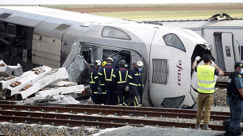 Un tren Alvia descarrila en Zamora al chocar con un coche en la vía causando la muerte a dos personas