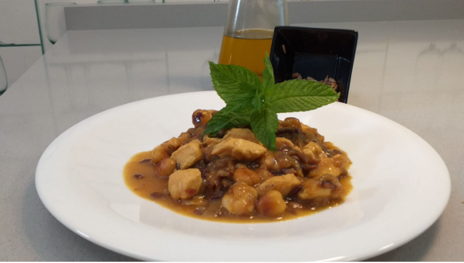 Receta de pollo salteado al curry con frutos secos | Ver