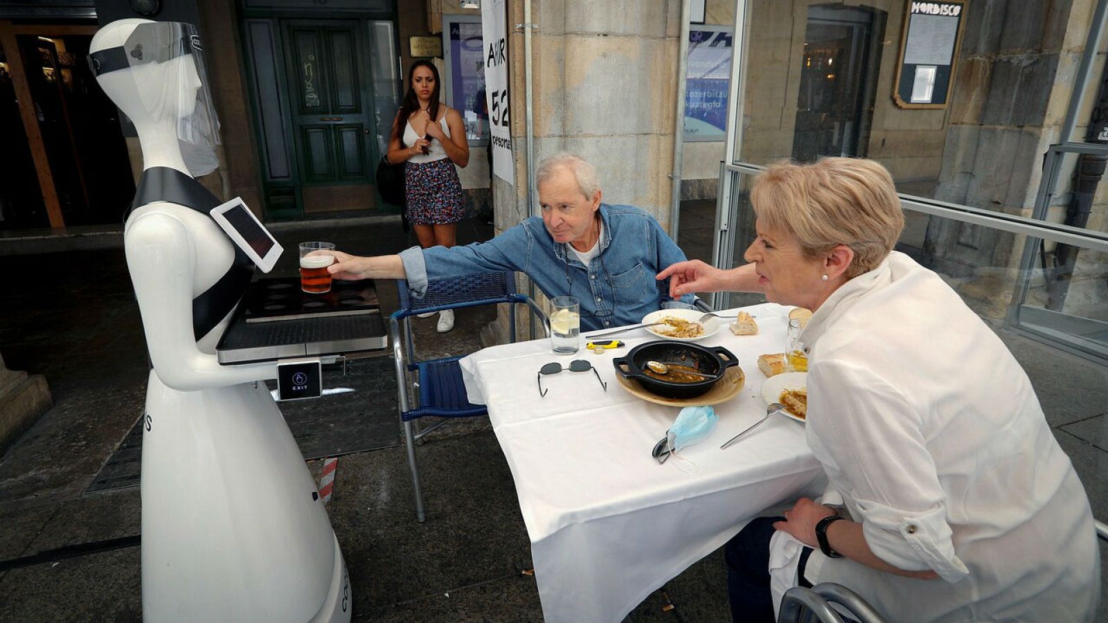 Un bar de Pamplona "contrata" a un robot para atender a los clientes - RTVE.es - Telediario 1 | Ver