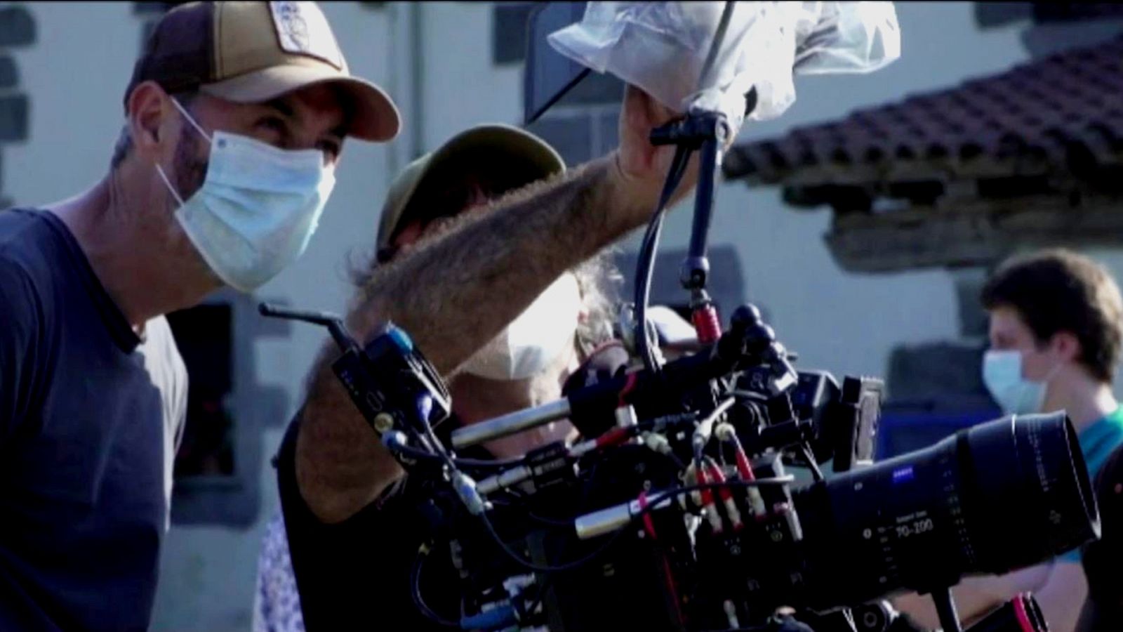 Mascarillas, guantes y geles: así vuelven los rodajes de cine durante la desescalada