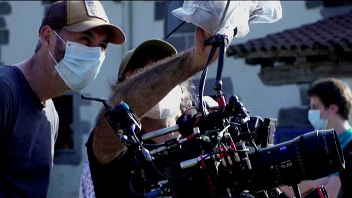 Telediario 1 - Mascarillas, guantes y geles: así vuelven los rodajes de cine durante la desescalada