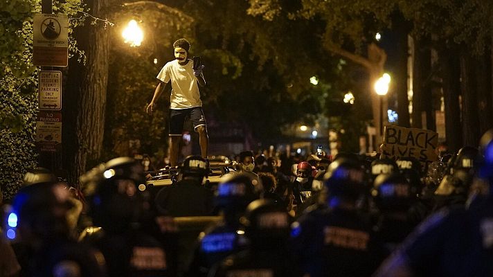 Los manifestantes desafían el toque de queda en EE.UU.