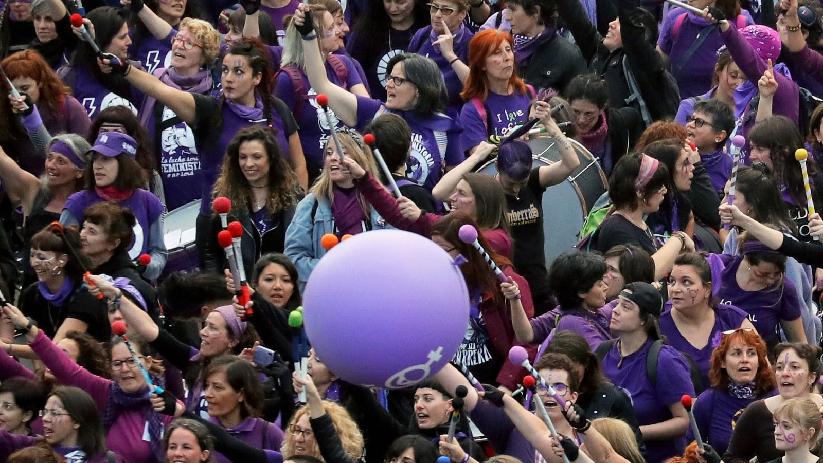 Sánchez defiende en el Congreso las manifestaciones feministas: "Viva el 8M"