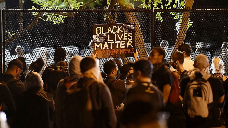 Cada vez más manifestantes se concentran ante la Casa Blanca por la muerte de George Floyd