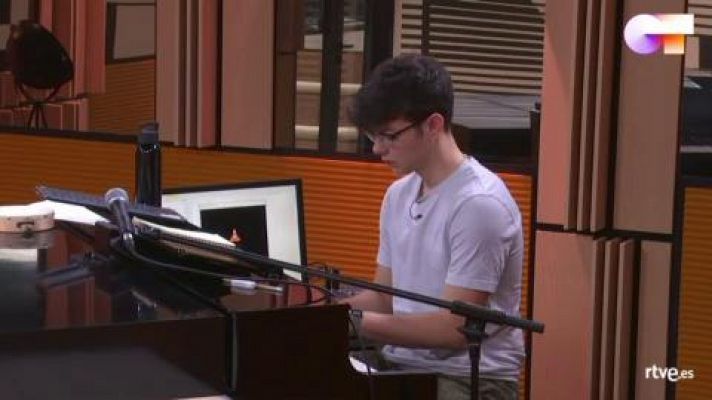 Flavio toca en soledad en la sala del piano