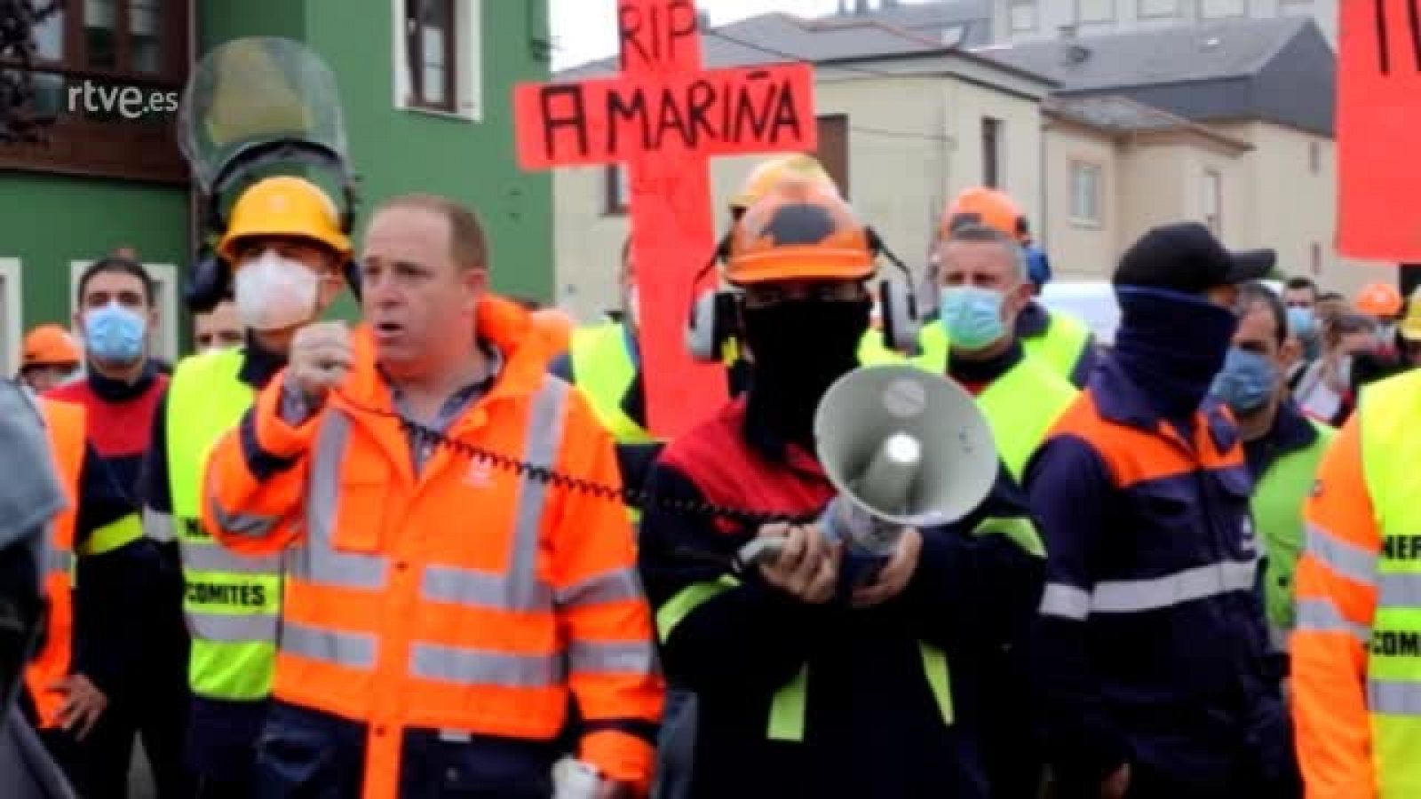 Los trabajadores de Alcoa San Cibrao luchan para evitar el cierre de la última fábrica de aluminio primario de toda España