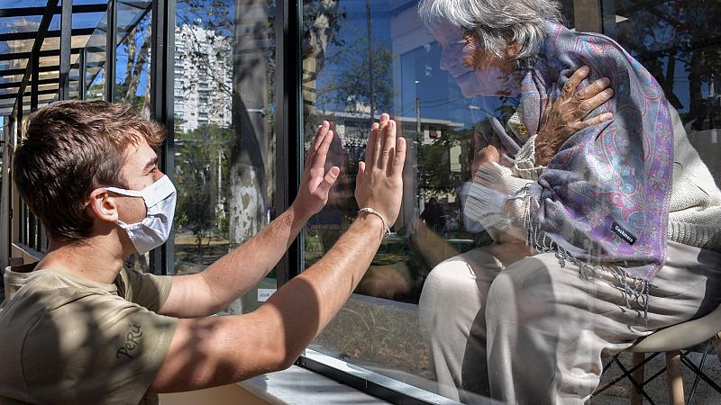 La vulnerabilidad de los abuelos y las dudas sobre la transmisión de los niños dificultan sus reencuentros