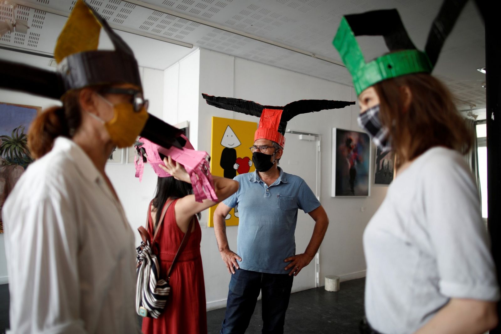 Arte y distancia social con sombreros inspirados en China