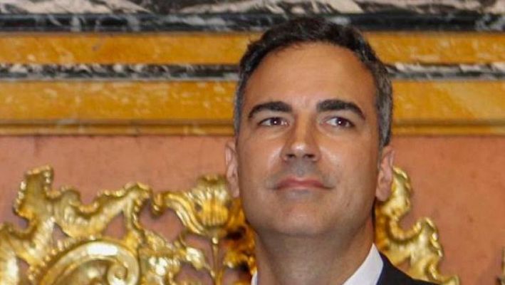 Montero defiende el "currículum brillante" de Carnicero ante las críticas de "enchufismo"