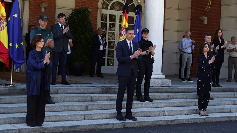 Este viernes es el último de los diez días de luto oficial que decretó el Gobierno en recuerdo de los fallecidos por la pandemia de coronavirus... Ha sido el periodo de luto más largo de la democracia española. A las 12:00 horas, se ha guardado un mi