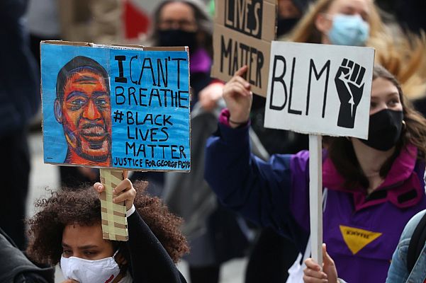 Amigos y familiares dan su último adiós a Floyd en el décimo día de protestas en Estados Unidos