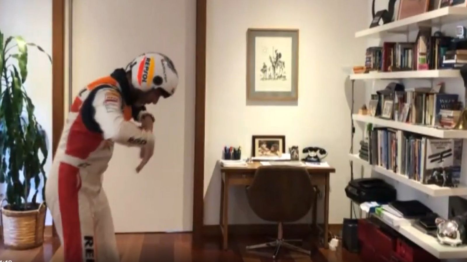 Así entrena el piloto Juan Velarde vuelo acrobático en el salón de casa