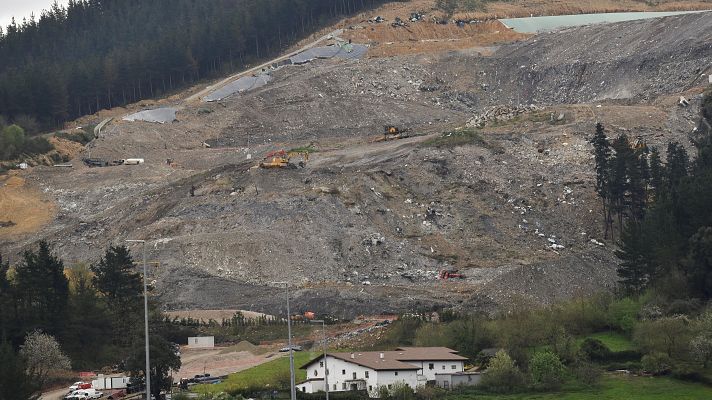 Telediario 1 - Cuatro meses sin hallar a los obreros sepultados en Zaldíbar