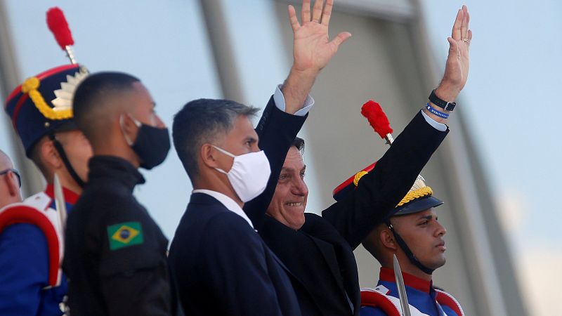 El coronavirus azota a Brasil y crece la tensión política | Ver