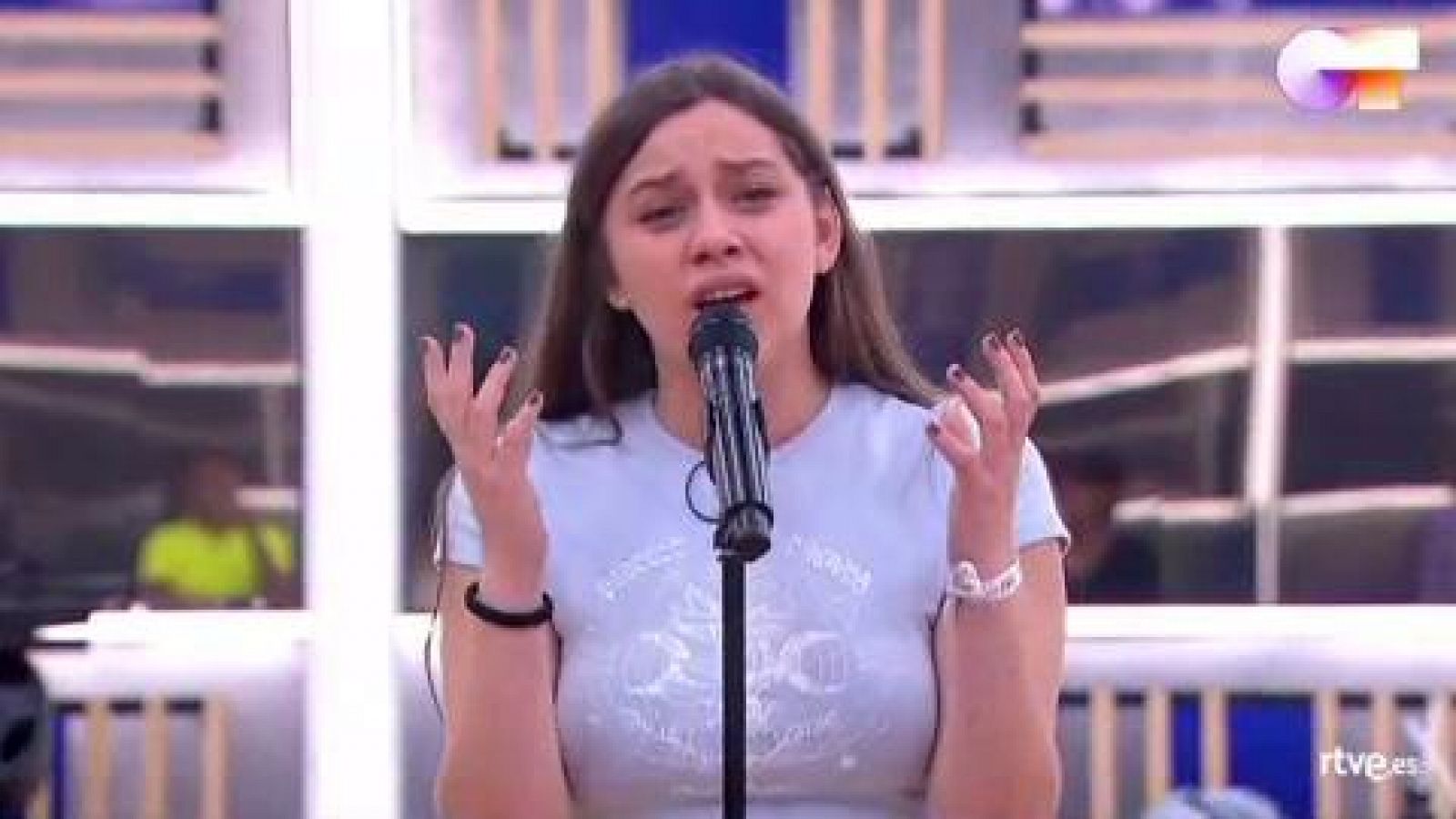 Eva canta "People Help The People", de Birdy, en el primer pase de micros de la Gala Final de Operación Triunfo 2020