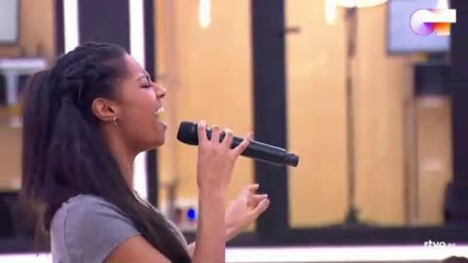 OT 2020 | Nia canta "8 maravillas" en el primer pase de micros de la Gala Final de Operación Triunfo 2020.