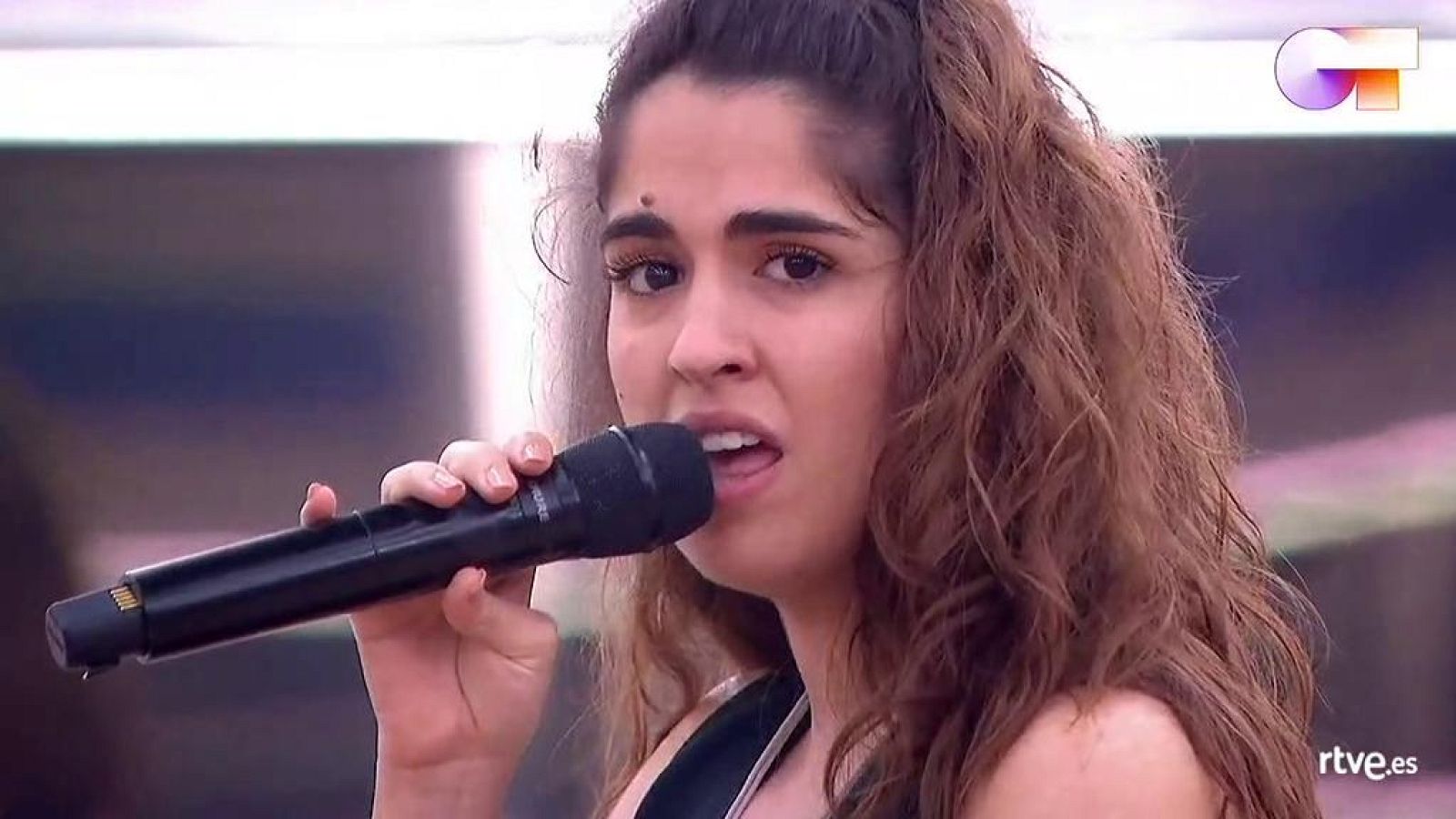 Anajú canta "Me iré", de Anajú, en el primer pase de micros de la Gala Final de Operación Triunfo 2020