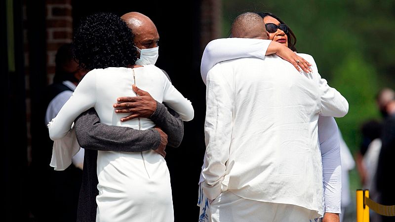 Familiares y amigos despiden a George Floyd durante un funeral privado en Carolina del Norte