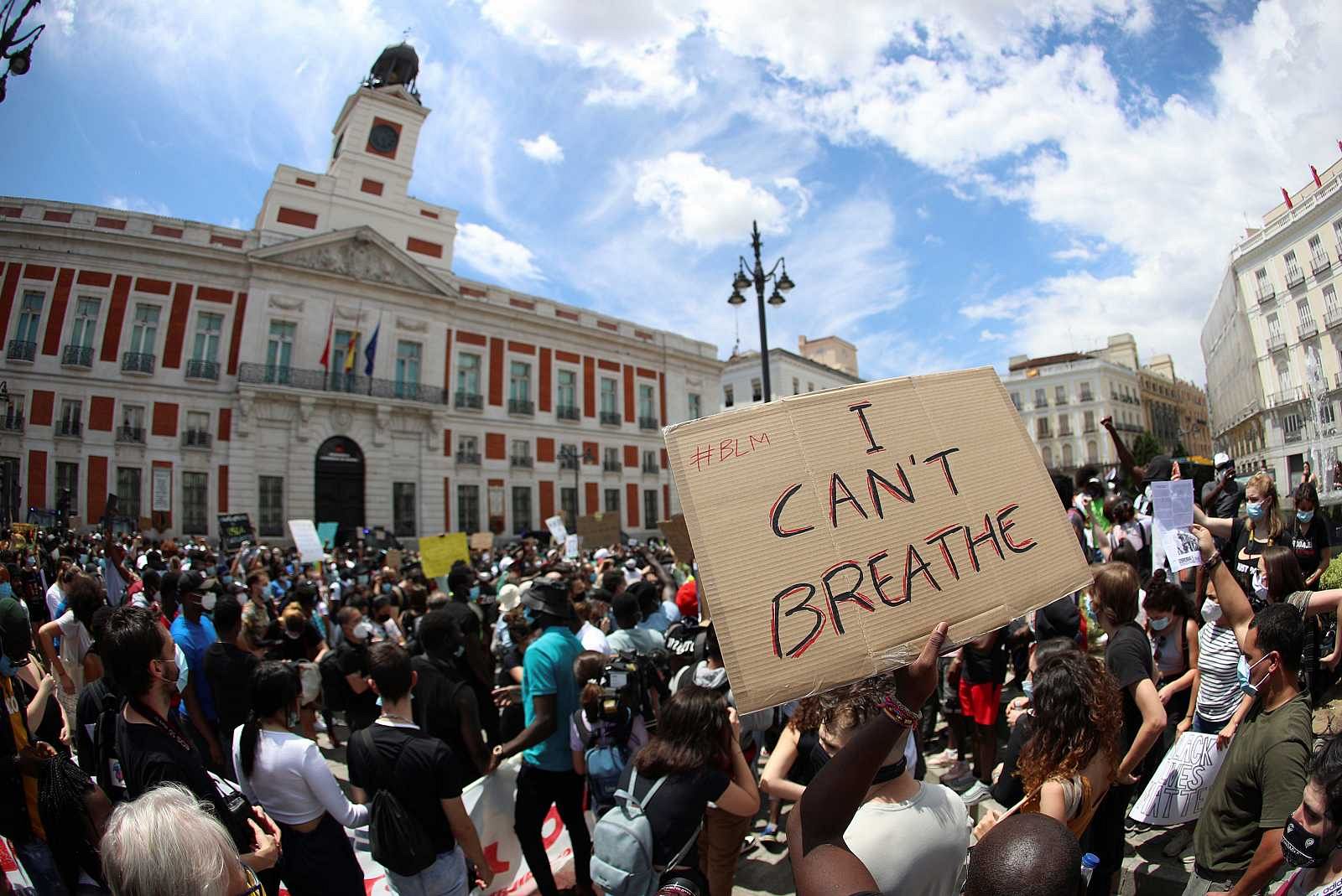 Miles de personas se manifiestan en España contra la muerte de George Floyd