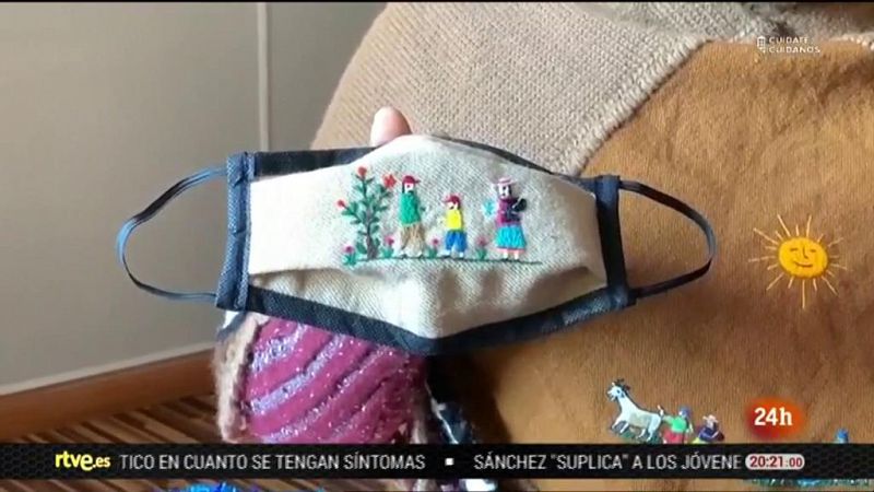 Mujeres de Perú y Bolivia crean mascarillas con raíces