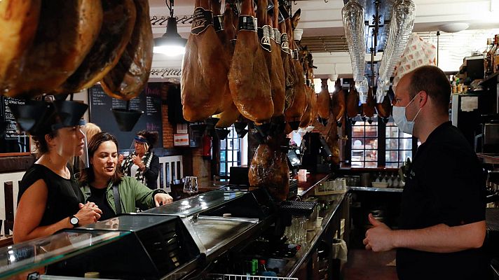 Telediario 1 - Media España vuelve a la barra del bar y a las discotecas desde este lunes en Fase 3