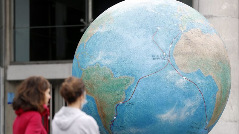 La surfista Garazi Sánchez muestra su 'Vergüenza' en el Día Mundial de los Oceános