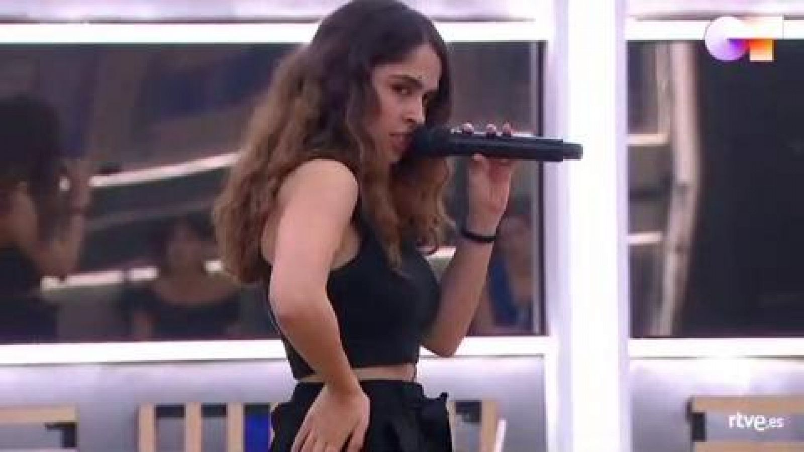 Anajú canta "7 Rings", de Ariana Grande, en el segundo pase de micros de la Gala Final de Operación Triunfo 2020