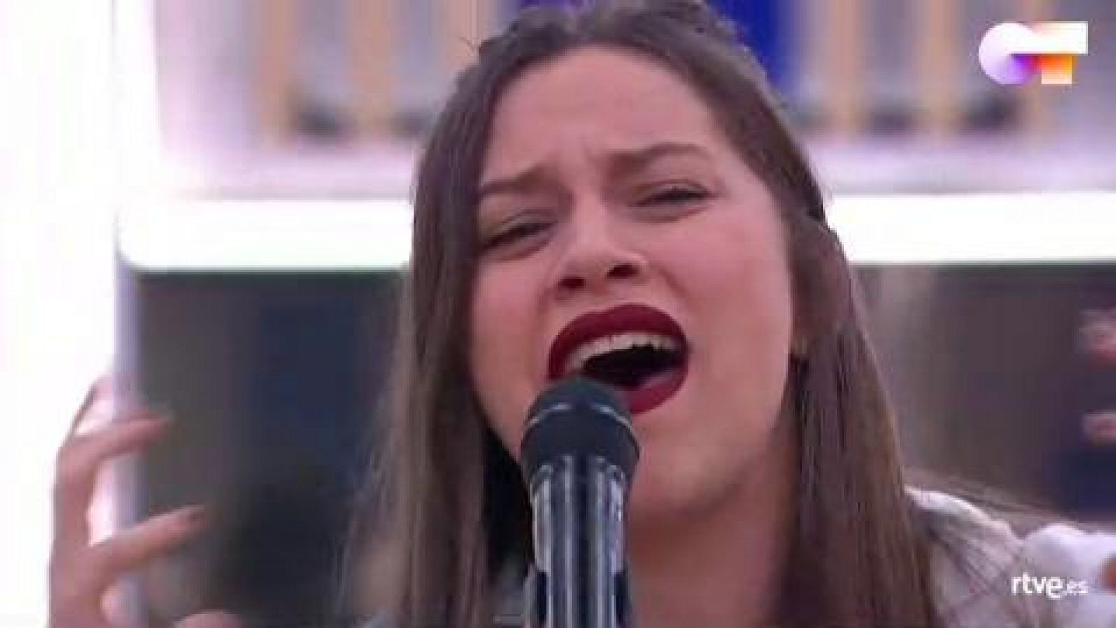 Eva canta "People Help The People", de Birdy, en el segundo pase de micros de la Gala Final de Operación Triunfo 2020