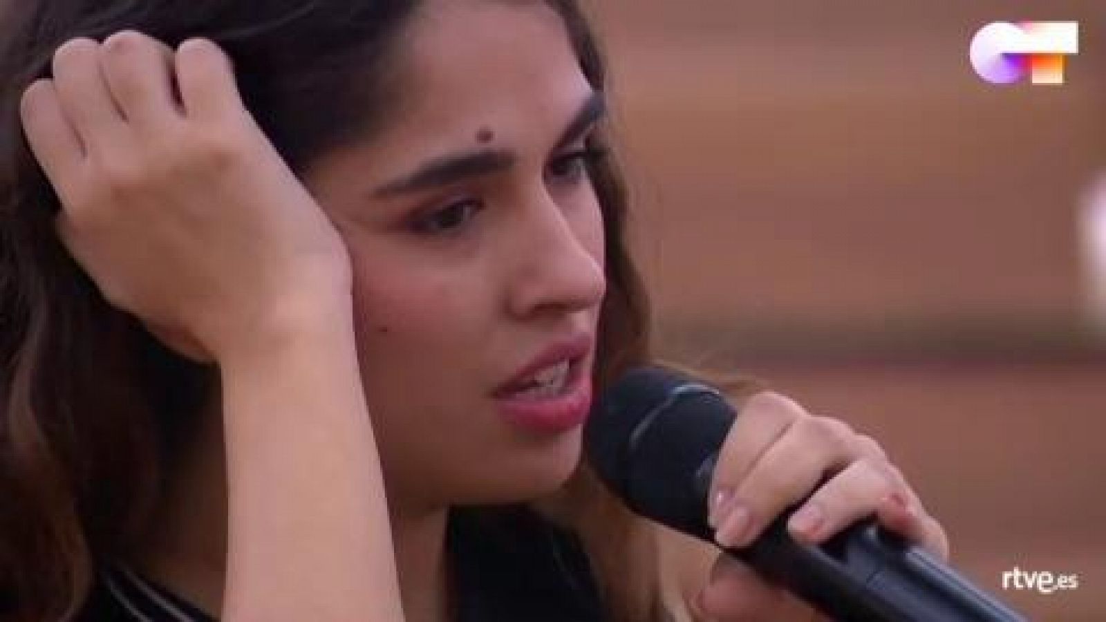 Anajú canta "Me iré", de Anajú, en el segundo pase de micros de la Gala Final de Operación Triunfo 2020