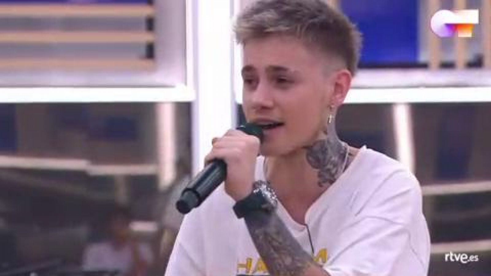 Hugo canta "Demonios", de Hugo Cobo, en el segundo pase de micros de la Gala Final de Operación Triunfo 2020