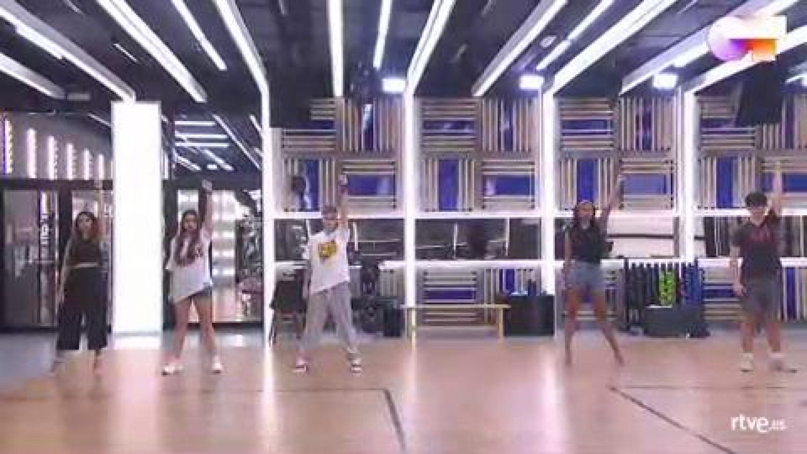 OT 2020 canta "Sal de mí", de OT 2020, en el segundo pase de micros de la Gala Final de Operación Triunfo 2020