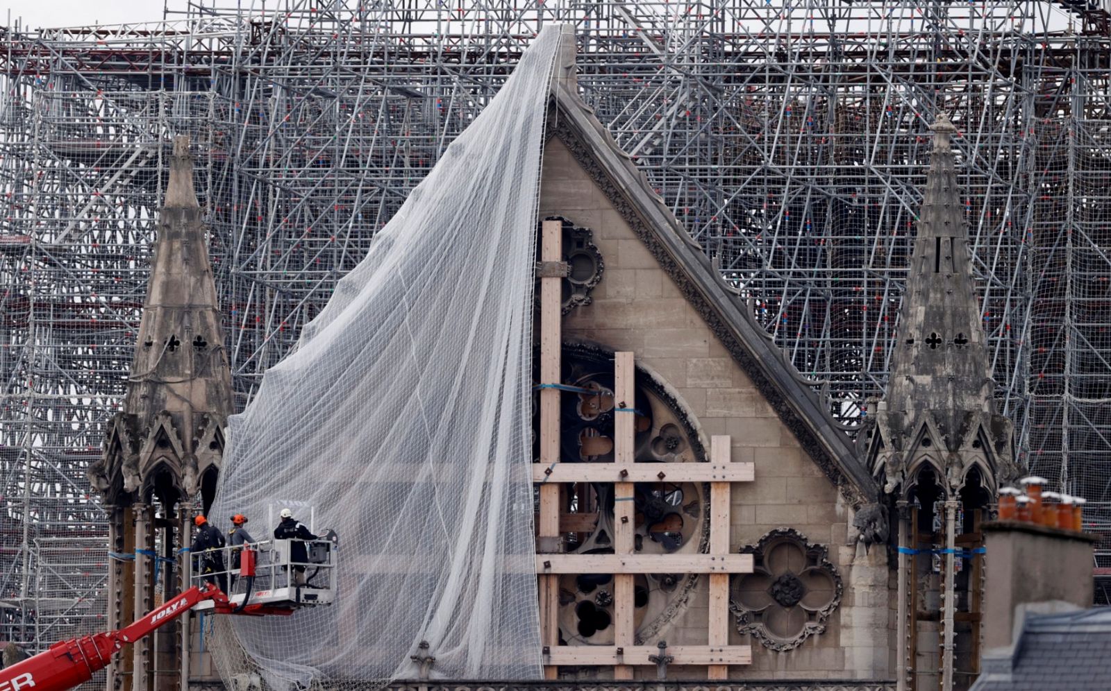Comienza la delicada retirada de los andamios de Notre Dame