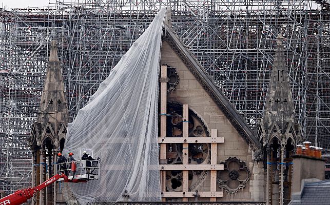 Desmontar los andamios de Notre Dame de París, una arriesgada tarea