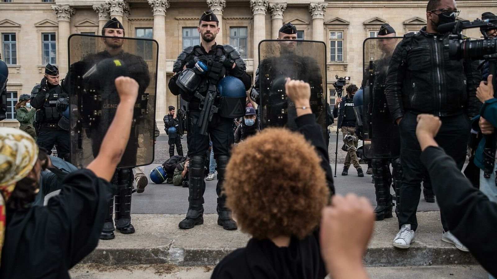 Francia toma medidas contra la violencia policial