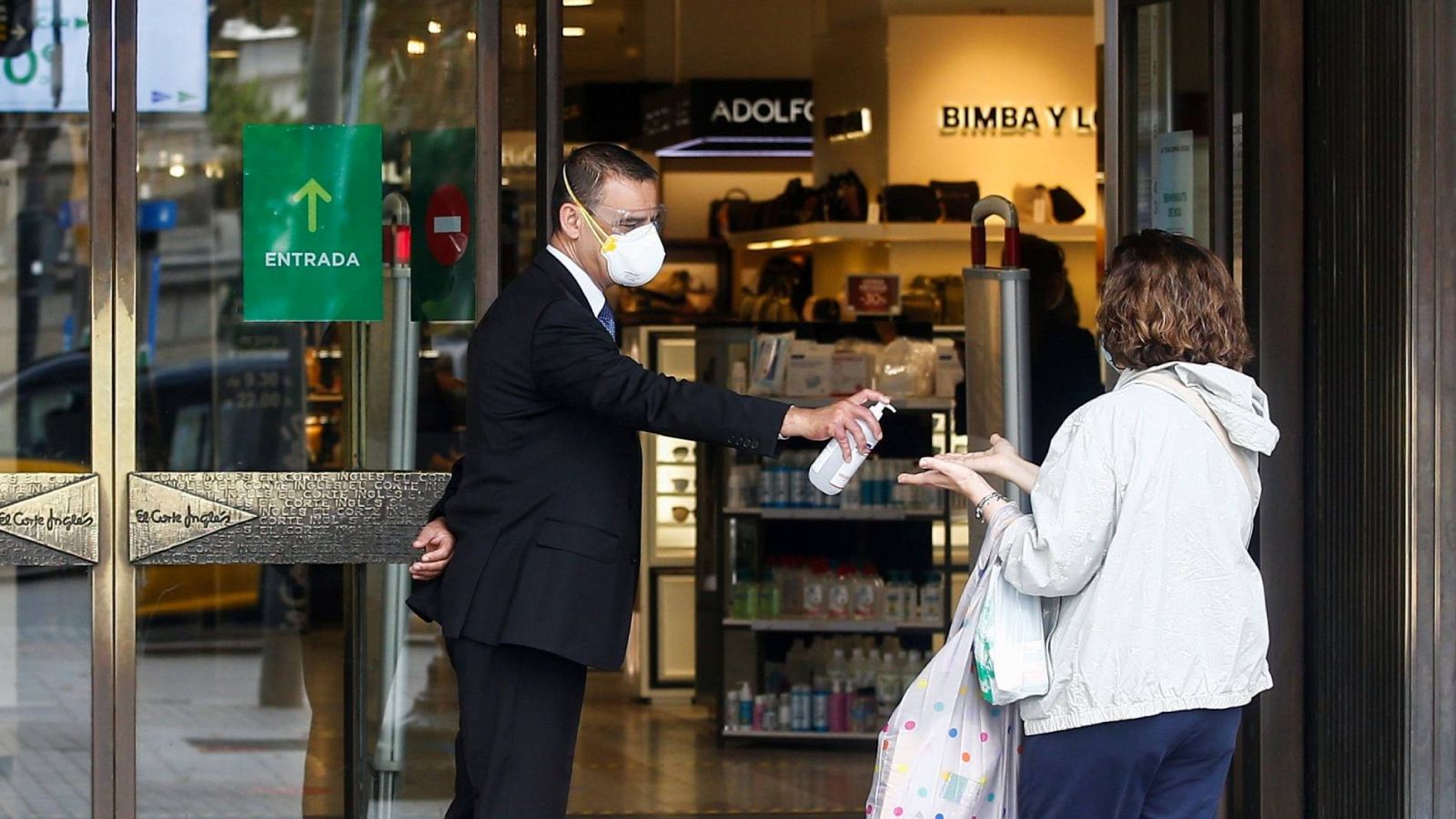 Distancia física y multas de 100 euros por no llevar mascarilla: así será la nueva normalidad hasta que haya una "terapia eficaz"