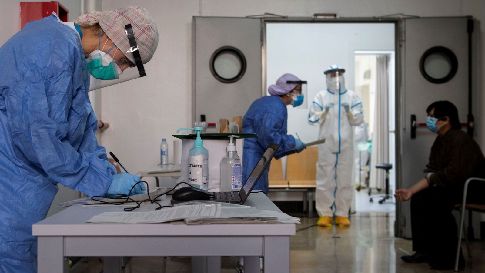 Sanidad mantiene congelada la cifra total de fallecimientos con Covid-19 a la espera de actualizar los de inicio de síntomas antes del 11 de mayo