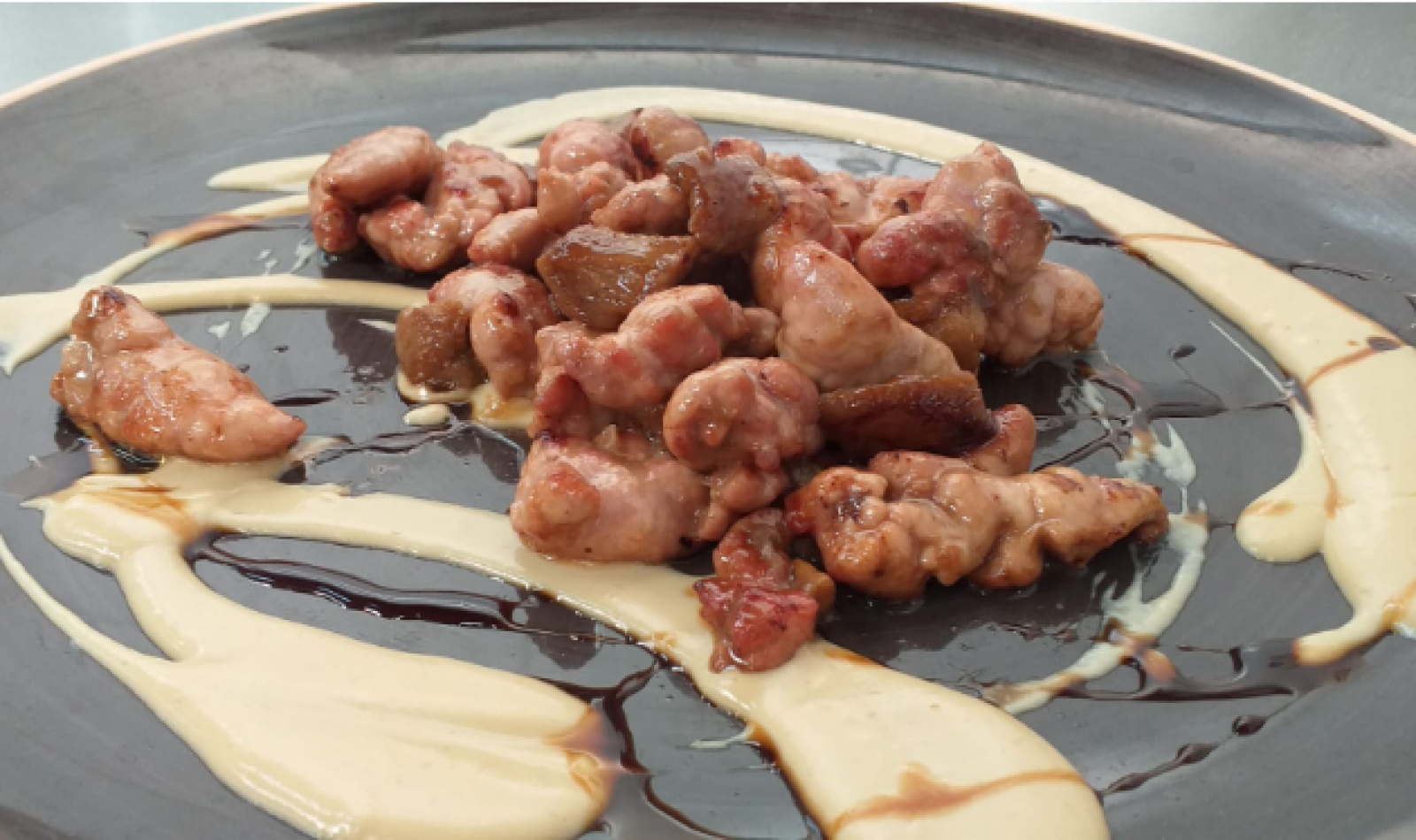 Salteado de mollejas de cordero lechal con boletus y foie del restaurante Restaurante M.A. en Adanero (Ávila)
