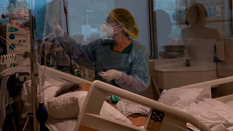Telediario - Santiago de Chile abre un puente aéreo para trasladar a pacientes de coronavirus por la saturación de de las UCI - VER AHORA