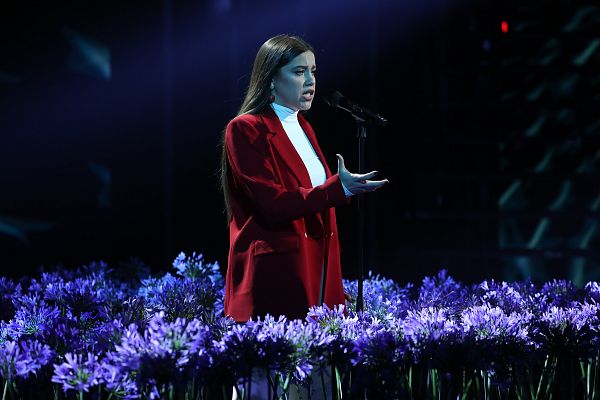 Eva canta "People Help The People" en la Gala Final