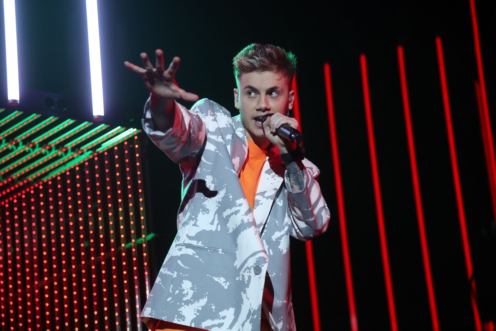 Hugo canta "Radioactive", de Imagine Dragons, en la Gala Final de Operación Triunfo 2020