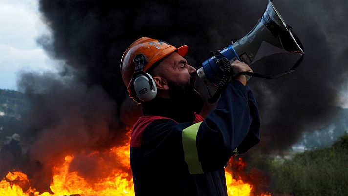 Trabajadores de Alcoa cortan la autovía Ferrol-Vilalba para exigir el paro de los 534 despidos anunciados