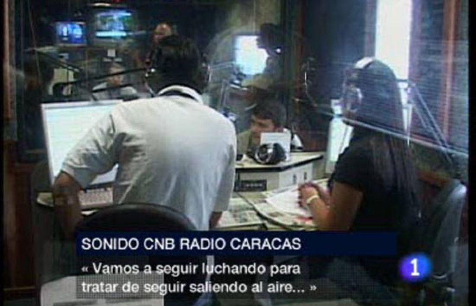 La cadena CNB es una de las 34 emisoras que van a cerrar por orden del Gobierno de Chávez. En la calle, los opositores protestan por la censura a los medios más críticos. Las emisoras cerradas pasarán a ser propiedad del Estado. Según un proyecto de ley, publicar noticias contra el Estado podrá suponer penas de hasta 4 años de cárcel. 