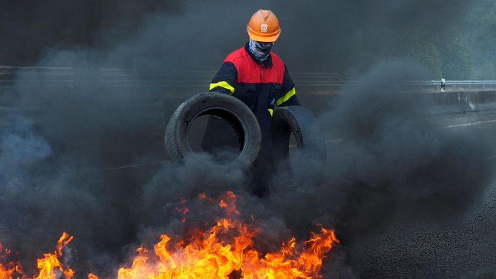 Los trabajadores de Alcoa cortan con barricadas la autovía Ferrol-Villalba en una nueva jornada de protestas