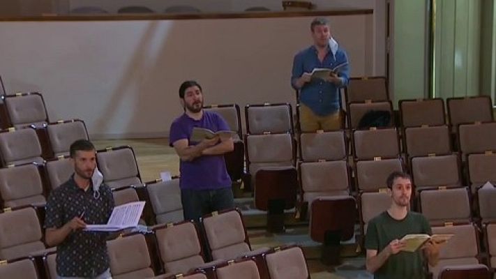 Telediario 1 - El Coro Nacional pasa de 80 a 16 cantantes por las medidas de seguridad por el coronavirus