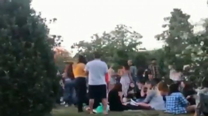 Telediario 1 - Decenas de personas se reúnen en Barcelona para hacer un botellón incumpliendo las medidas de seguridad