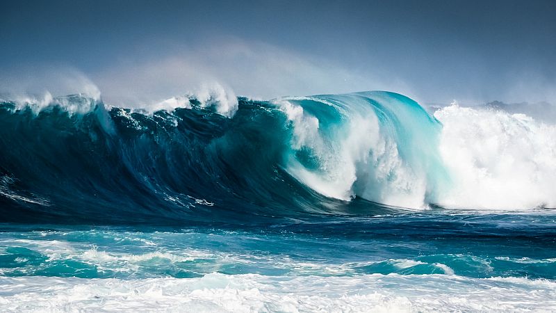 El Gobierno de Canarias quiere declarar las olas de Lanzarote como patrimonio natural